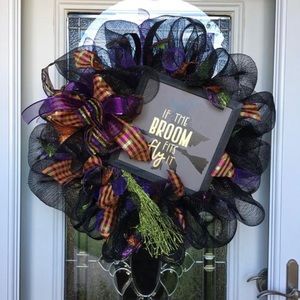 Halloween wreath ships immediately!